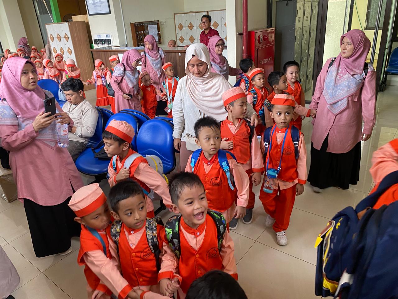 Wisata LiterAsyik Ke Perpustakaan Jakarta Timur Bersama TKI Al-Istiqomah